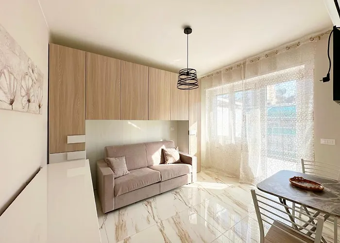 Wh - Un Posto Al Sole - Attico Monolocale Con Parcheggio Gratuito - 5 Minuti Dal Centro - Wifi San Remo