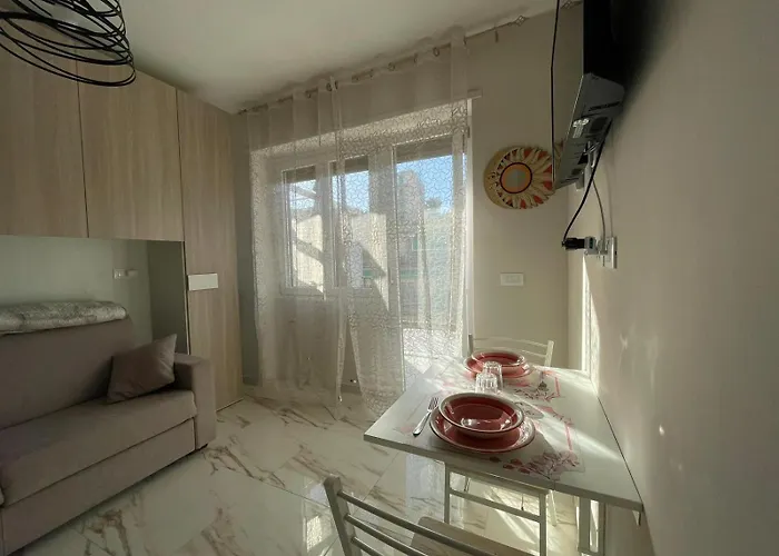 Apartman Wh - Un Posto Al Sole - Attico Monolocale Con Parcheggio Gratuito - 5 Minuti Dal Centro - Wifi *