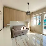 Apartment Wh - Un Posto Al Sole - Attico Monolocale Con Parcheggio Gratuito - Con Grande Terrazza-A 5 Minuti Dal Centro - Wifi *