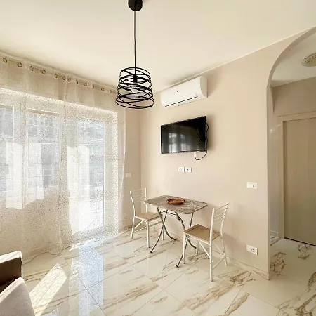 Wh - Un Posto Al Sole - Attico Monolocale Con Parcheggio Gratuito - Con Grande Terrazza-a 5 Minuti Dal Centro - Wifi شقة