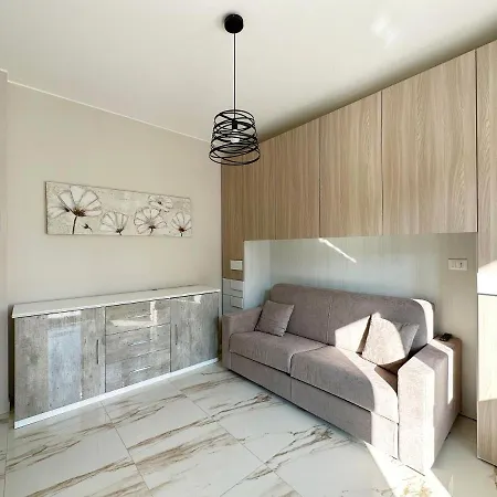 شقة Wh - Un Posto Al Sole - Attico Monolocale Con Parcheggio Gratuito - Con Grande Terrazza-a 5 Minuti Dal Centro - Wifi *