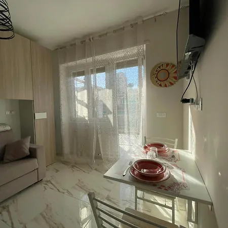 Apartmán Wh - Un Posto Al Sole - Attico Monolocale Con Parcheggio Gratuito - Con Grande Terrazza-a 5 Minuti Dal Centro - Wifi *